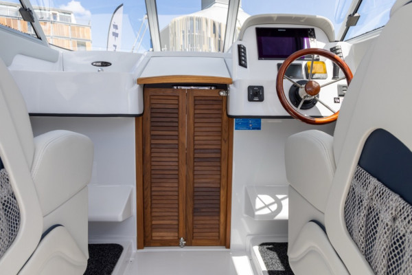 Overlander Sedan OS725 enclosed lock-up forward cabin