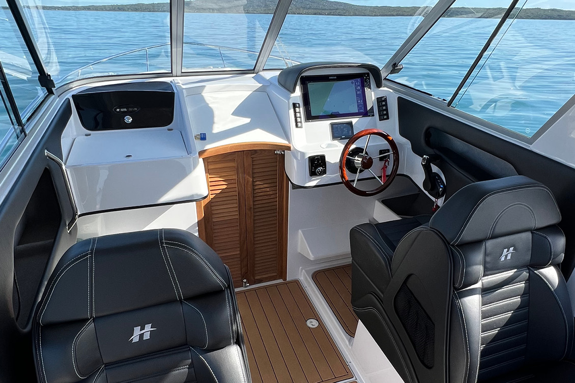 The SS725 is available with open or closed cabin (725c) | REDHOT Marine